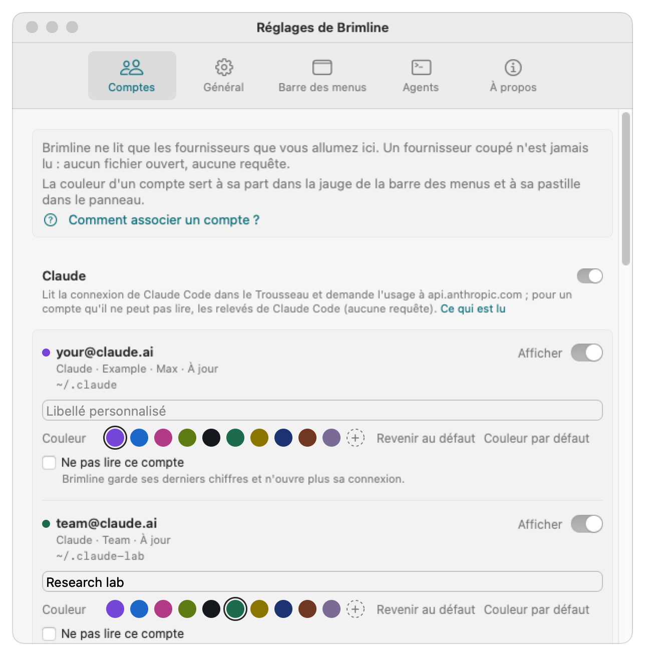 L'onglet Comptes des réglages de Brimline, avec ses cinq onglets (Comptes, Général, Barre des menus, Agents, À propos) : une note qui dit que Brimline ne lit que les fournisseurs que vous activez et que la couleur d'un compte sert à sa part de la jauge et à sa pastille, le lien « Comment associer un compte ? », le bloc Claude avec son interrupteur, et des comptes Claude d'exemple (your@claude.ai, team@claude.ai), chacun avec une pastille de sa couleur, son dossier, un interrupteur Afficher, un libellé personnalisé, une ligne Couleur avec les dix couleurs de la palette et une case « Ne pas lire ce compte ».
